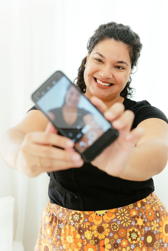 Personal Branding Photography women holding phone taking a selfie