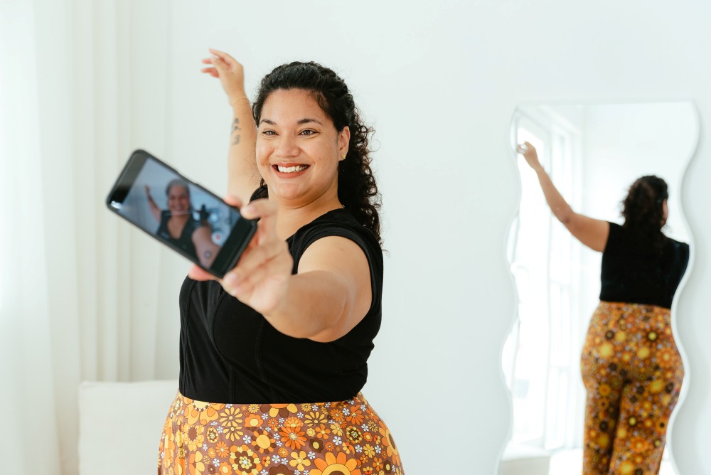 Personal Branding Photography women holding phone creating content