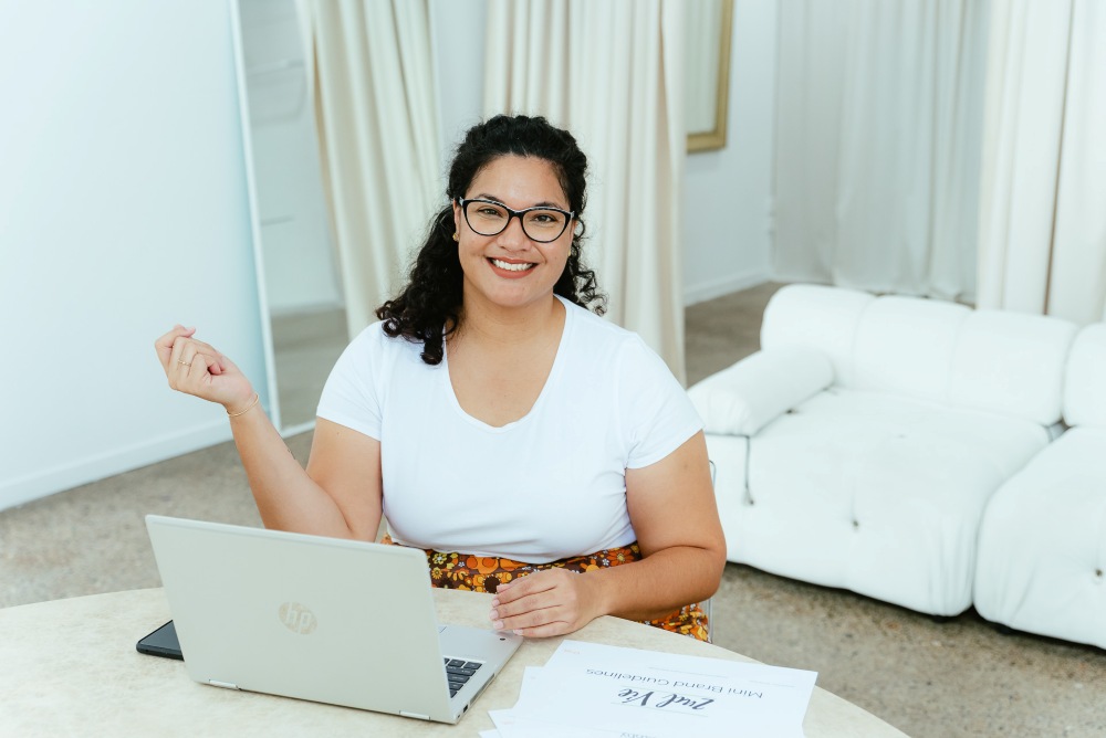 Personal Branding Photography women sitting at table with laptop