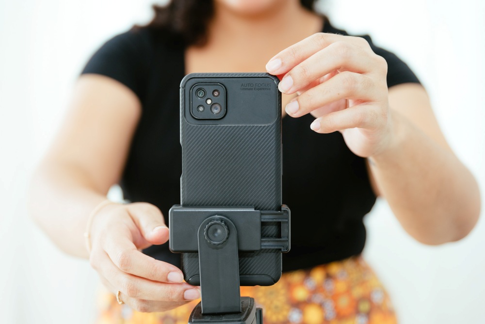 Personal Branding Photography women holding phone zoomed in on hands